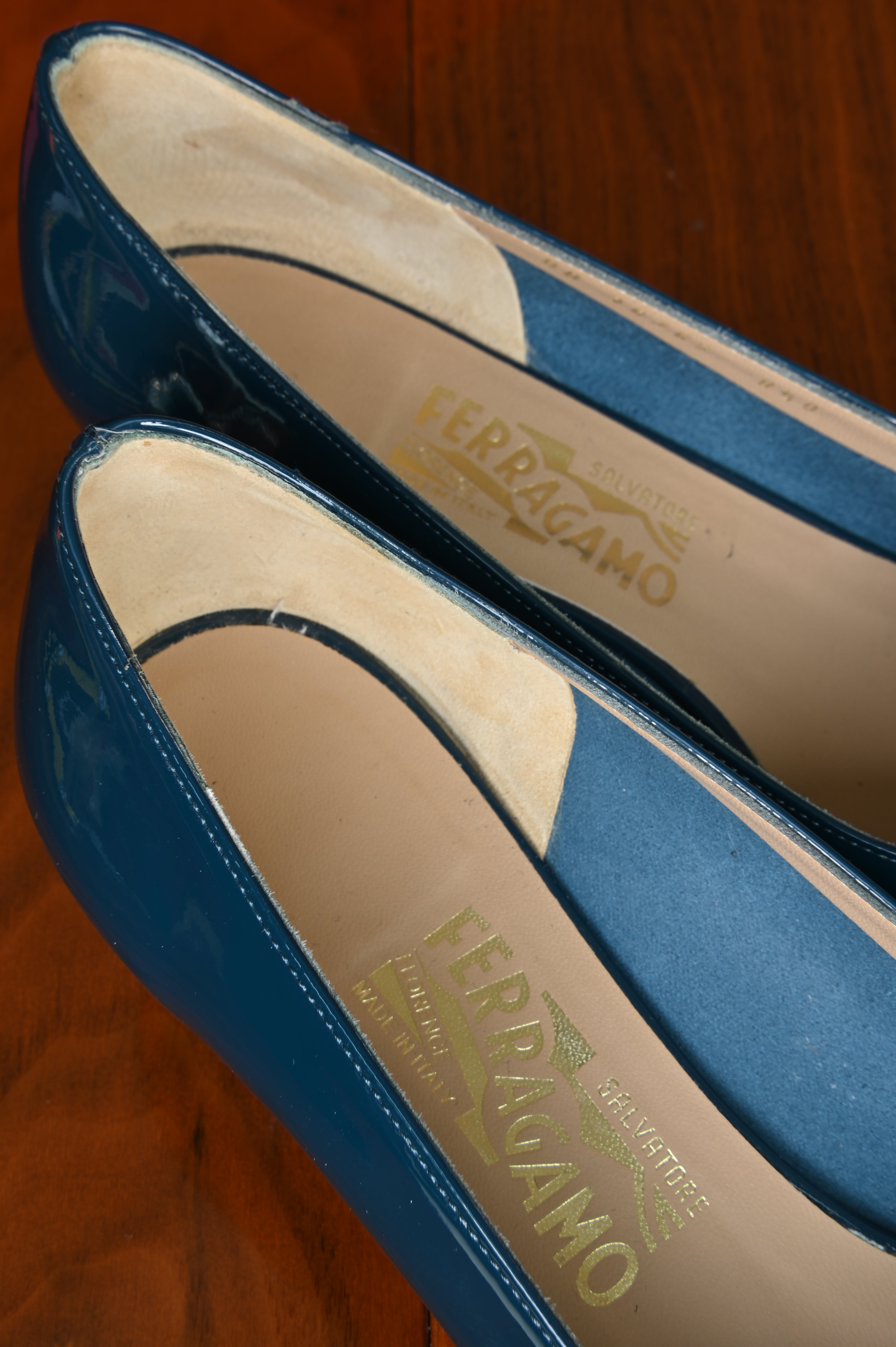 Salvatore Ferragamo Blue Vara Pumps logo