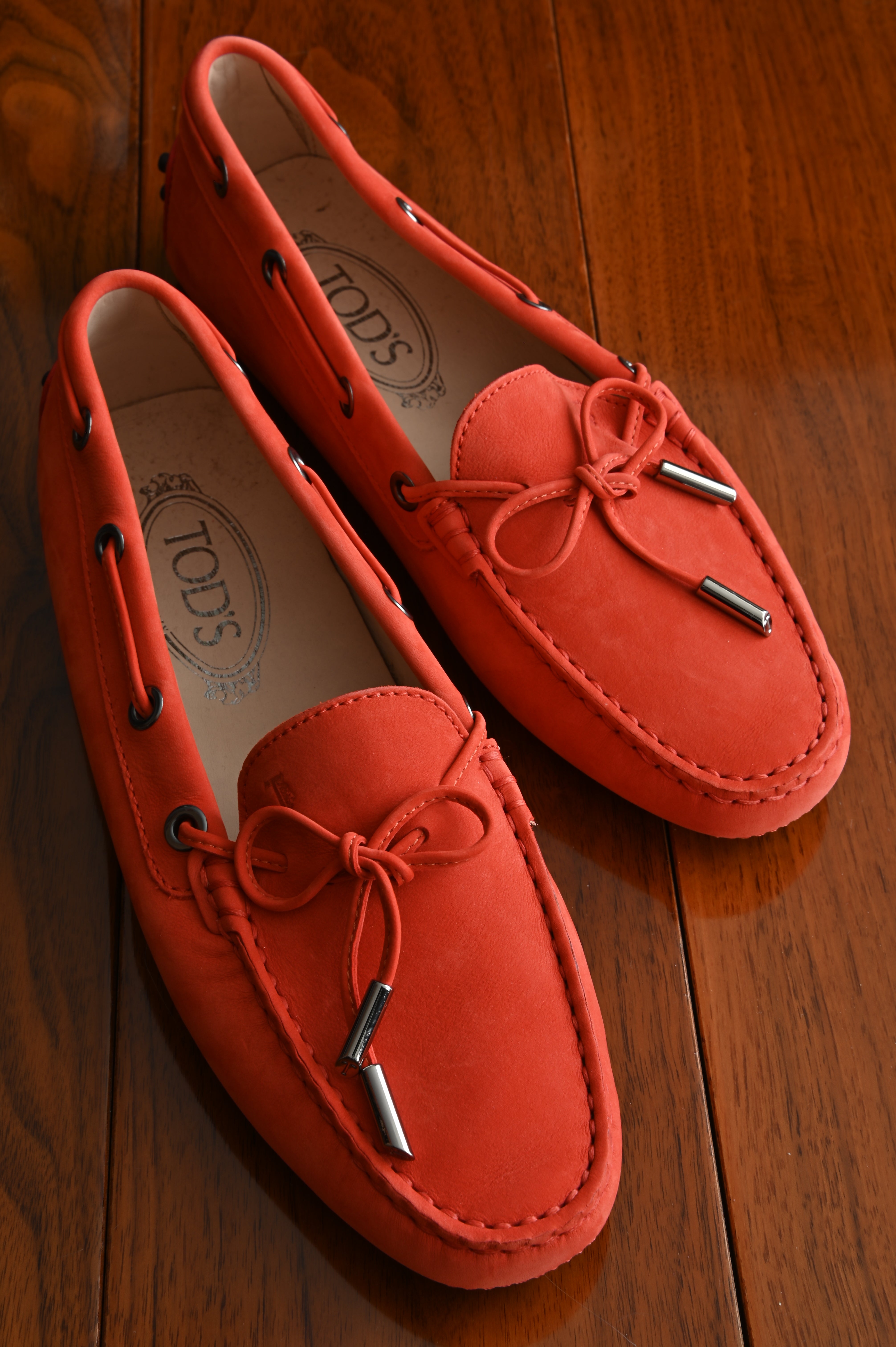 Tod's Gommino Driving Shoes loafers in Red Orange Suede