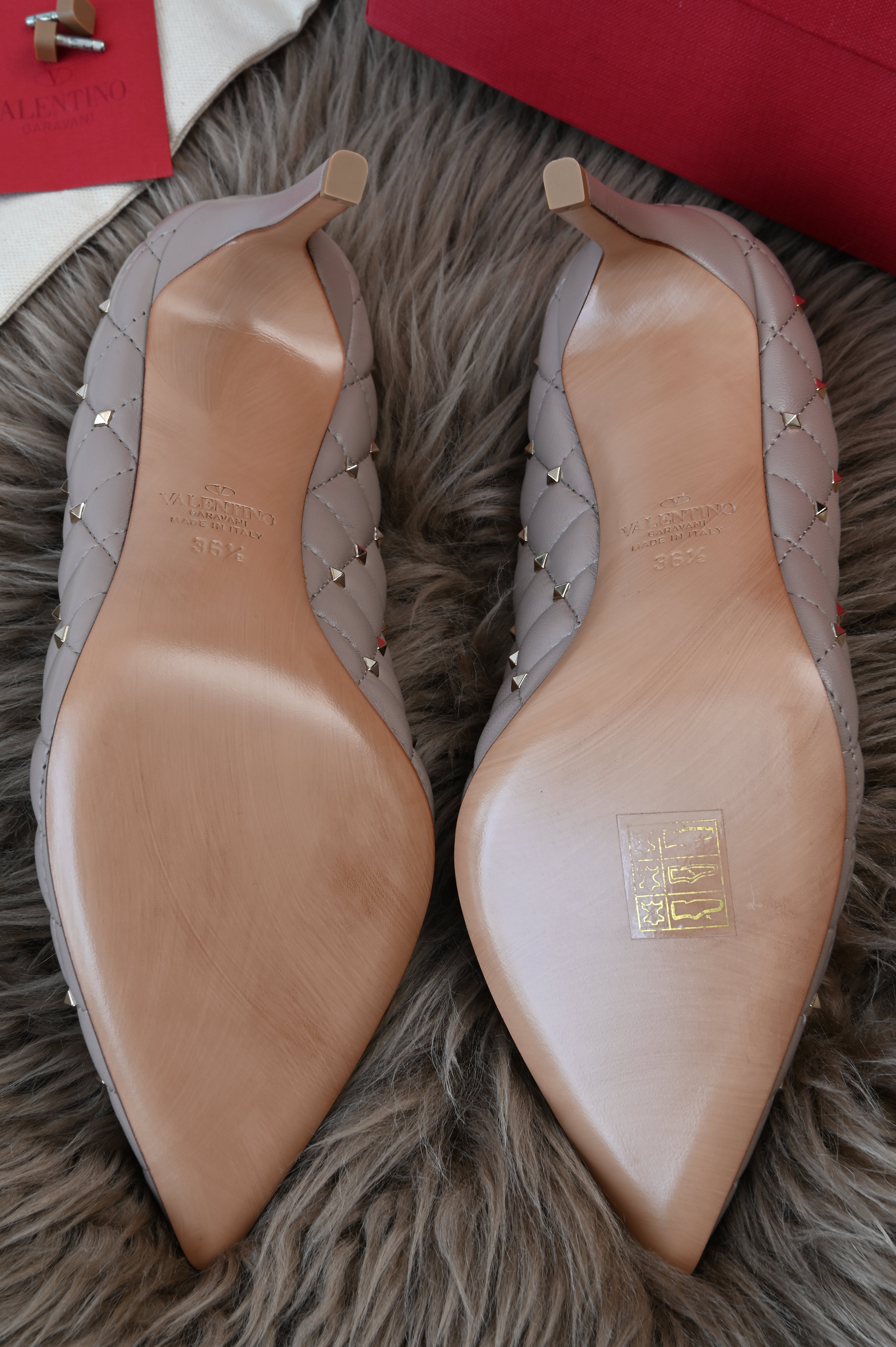 Valentino Beige quilted leather rockstud pumps with light gold hardware size 36 bottom