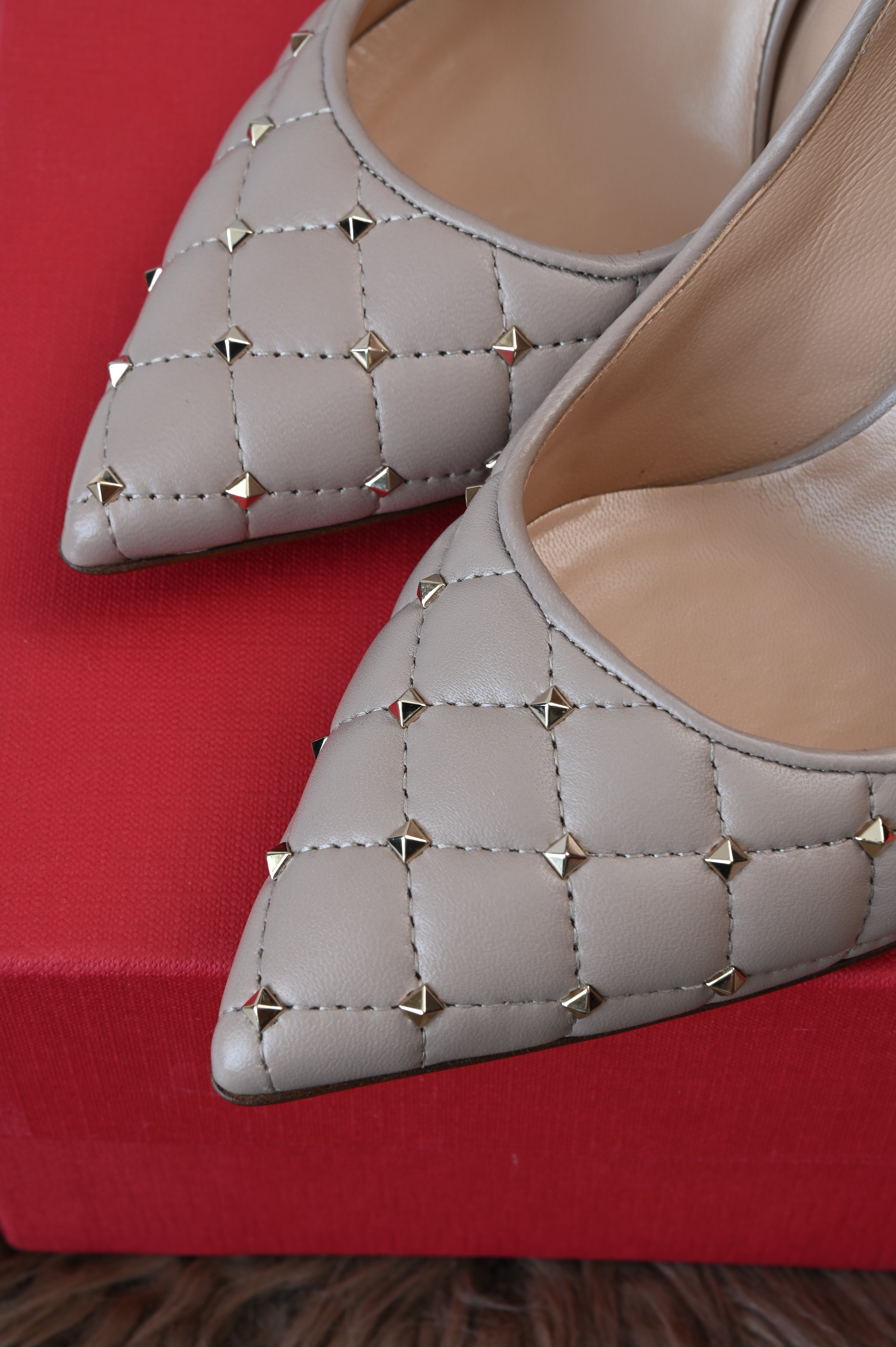 Valentino Beige quilted leather rockstud pumps with light gold hardware size 36 details