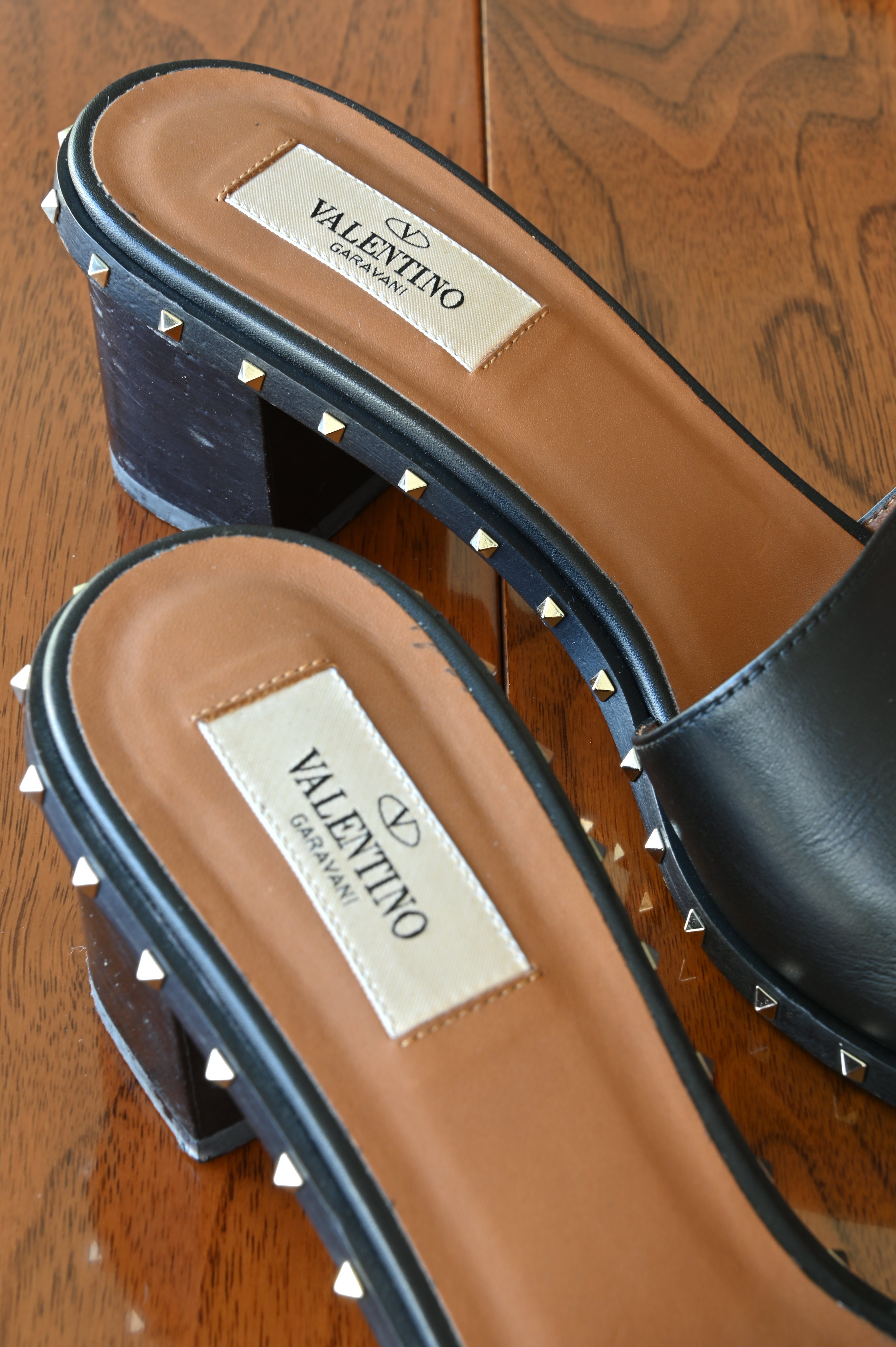 Valentino Garavani Black Rockstud Sandals logo