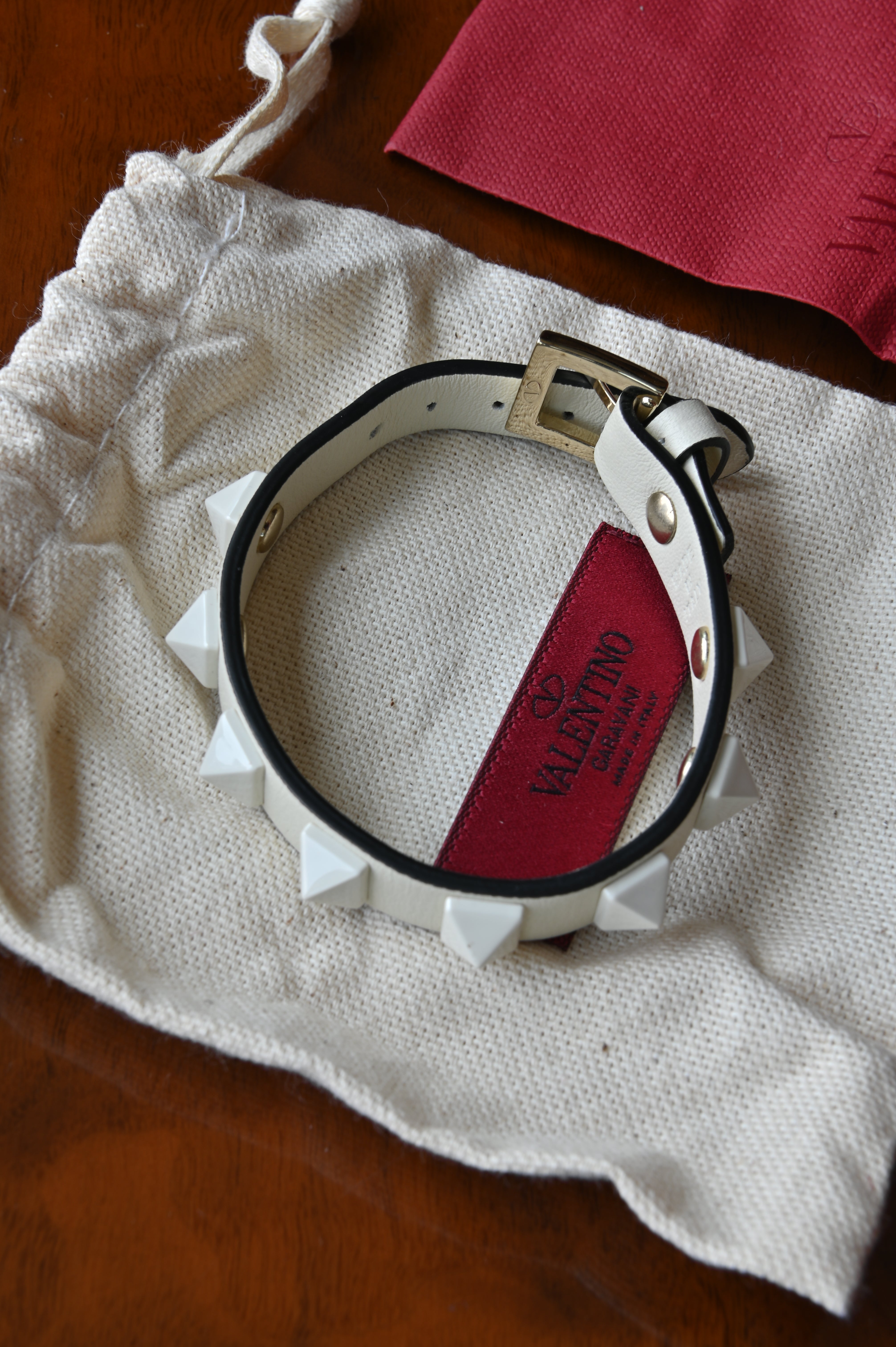Valentino Garavani White Rockstud leather bracelet v logo